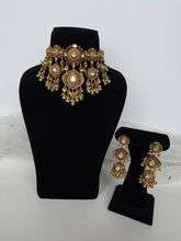 Load image into Gallery viewer, Gurleen Antique Kundan Set
