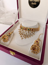 Load image into Gallery viewer, Veena Gold Set (Ruby green)
