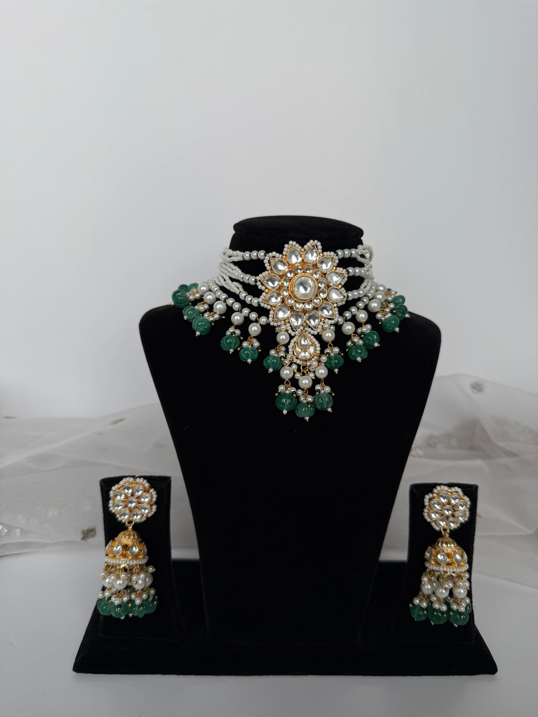 Avleen Kundan Set