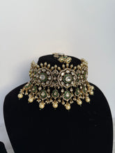 Load image into Gallery viewer, Arzoo Kundan Choker Set
