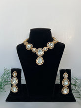 Load image into Gallery viewer, Amisha Uncut Kundan Set
