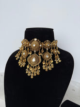Load image into Gallery viewer, Gurleen Antique Kundan Set
