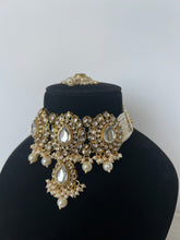 Load image into Gallery viewer, Jaiveer Kundan Set
