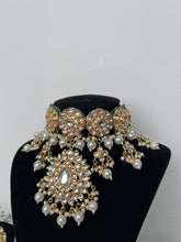 Load image into Gallery viewer, Uncut kundan locket set
