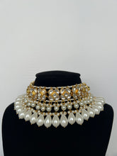 Load image into Gallery viewer, Sonia Kundan Set in Gold
