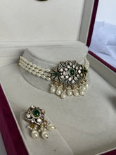 Load image into Gallery viewer, Emerald Pearl Choker Set
