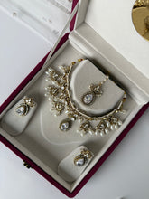 Load image into Gallery viewer, Luscious Kundan Set
