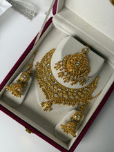Load image into Gallery viewer, Jasneet Kundan Set Gold

