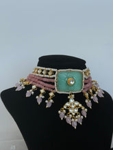 Load image into Gallery viewer, Suhavi Kundan Set
