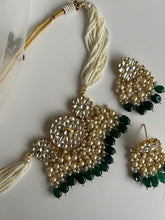 Load image into Gallery viewer, Green Kundan Choker
