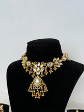 Load image into Gallery viewer, Lotus Antique Kundan Set

