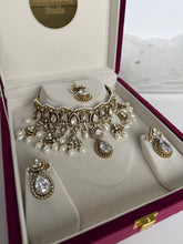 Load image into Gallery viewer, Luscious Kundan Set
