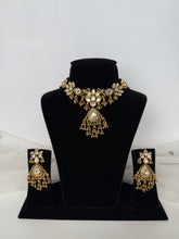 Load image into Gallery viewer, Lotus Antique Kundan Set
