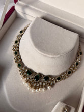Load image into Gallery viewer, Emerald Uncut Kundan Set
