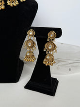 Load image into Gallery viewer, Gurleen Antique Kundan Set

