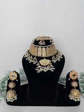 Load image into Gallery viewer, Aqsa Thappa Kundan Set
