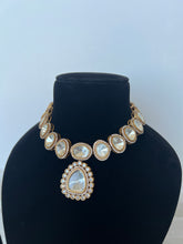 Load image into Gallery viewer, Pendant Uncuf Kundan Set
