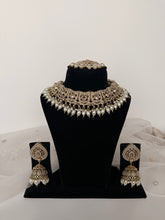 Load image into Gallery viewer, Jasleen Golden Set
