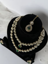 Load image into Gallery viewer, Emerald Kundan Set
