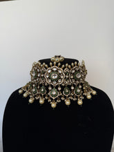 Load image into Gallery viewer, Arzoo Kundan Choker Set
