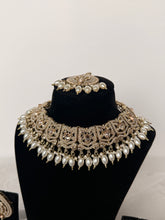 Load image into Gallery viewer, Jasleen Golden Set

