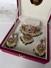 Load image into Gallery viewer, Pari Kundan Set (Magenta &amp; Green)
