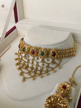 Load image into Gallery viewer, Veena Gold Set (Ruby green)
