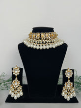 Load image into Gallery viewer, Sonia Kundan Set in Gold
