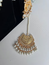 Load image into Gallery viewer, Raha Kundan Choker Set
