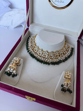 Load image into Gallery viewer, Emerald Floral Kundan Set
