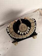 Load image into Gallery viewer, Jasleen Golden Set
