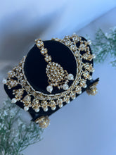 Load image into Gallery viewer, White pearl kundan set
