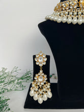 Load image into Gallery viewer, Sonia Kundan Set in Gold
