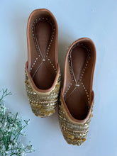 Load image into Gallery viewer, Golden Jutti
