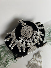 Load image into Gallery viewer, Fizza Silver Set
