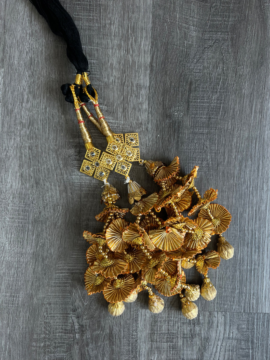 Simple golden Parandi