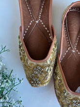 Load image into Gallery viewer, Kundan Gold Jutti

