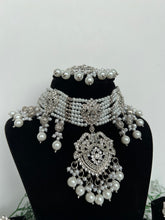 Load image into Gallery viewer, Fizza Silver Set
