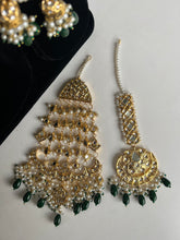 Load image into Gallery viewer, Emerald Green Thappa Kundan Set
