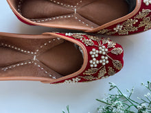 Load image into Gallery viewer, Maroon Pearl Jutti
