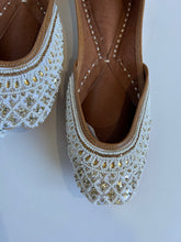 Load image into Gallery viewer, Pearl and Gold Jutti
