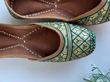 Load image into Gallery viewer, Green Threadwork Jutti
