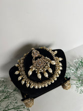 Load image into Gallery viewer, Golden Choker Set
