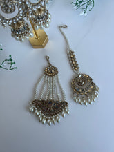 Load image into Gallery viewer, Gold Earrings Jhoomer
