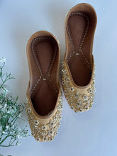 Load image into Gallery viewer, Golden Floral Jutti
