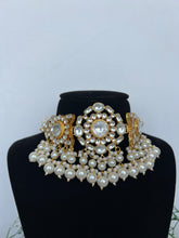 Load image into Gallery viewer, Suman Kundan Set
