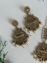 Load image into Gallery viewer, Golden Earrings Tikka Set
