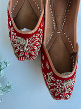 Load image into Gallery viewer, Maroon Peacock Jutti
