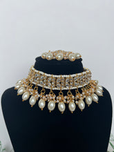 Load image into Gallery viewer, Navu Kundan Set Gold
