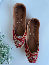 Load image into Gallery viewer, Maroon Peacock Jutti
